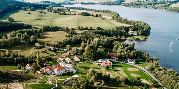 Jako na šlechtickém sídle: pobyt na Lipně, snídaně, panoramatická sauna i privátní vířivka