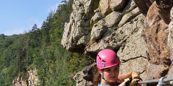 Zdolejte skály: kurz bezpečného via ferrata lezení Hluboká pro 1 osobu