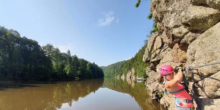 Zdolejte skály: kurz bezpečného via ferrata lezení Hluboká pro 1 osobu