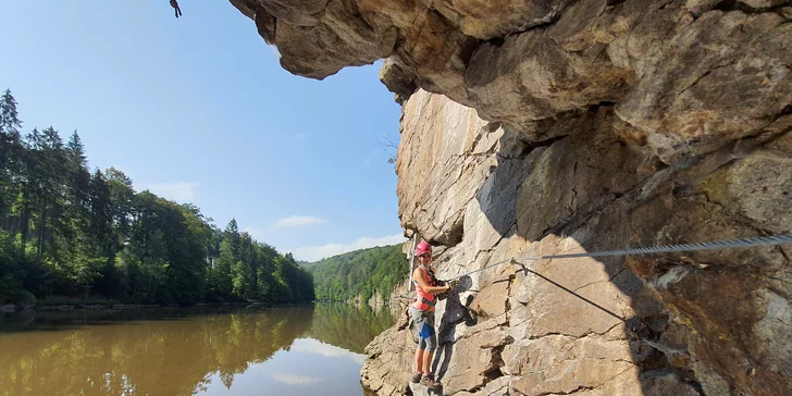Zdolejte skály: kurz bezpečného via ferrata lezení Hluboká pro 1 osobu