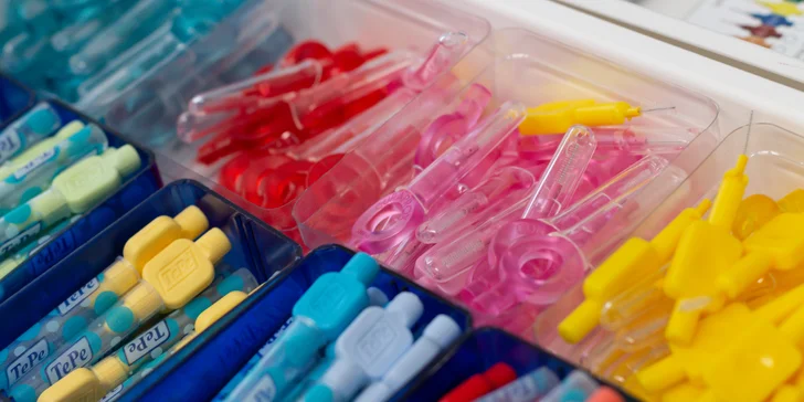 30–60 min. dentální péče: odstranění zubního kamene vč. air flow i fluoridace zubů