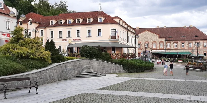 Romantika pro 2 pod zámkem Hluboká: snídaně, skvělé menu, wellness i vstup do galerie či zoo