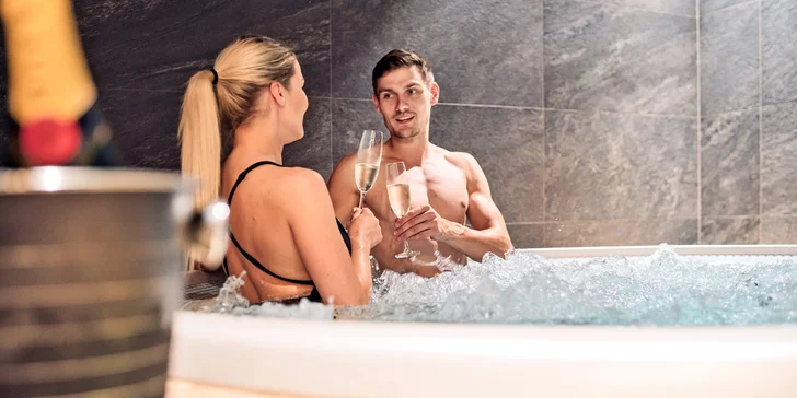 Odpočinek v privátním wellness pro pár: vstup na 2 hodiny, vířivka, sauna