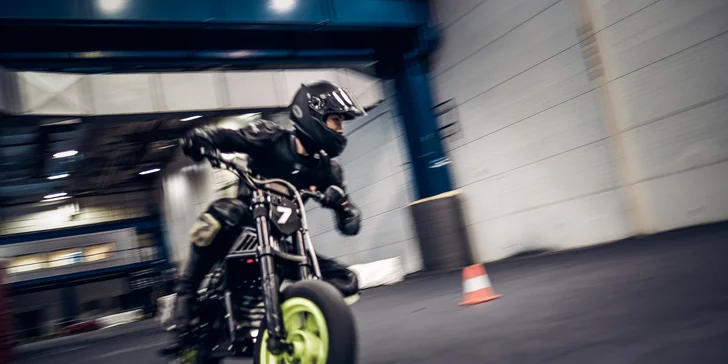 Jedinečný zážitek s elektrickou motorkou v Pitlandu: 60min. kurz přizpůsobený začínajícím závodníkům