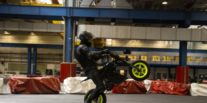 Jedinečný zážitek s elektrickou motorkou v Pitlandu: 60min. kurz přizpůsobený začínajícím závodníkům