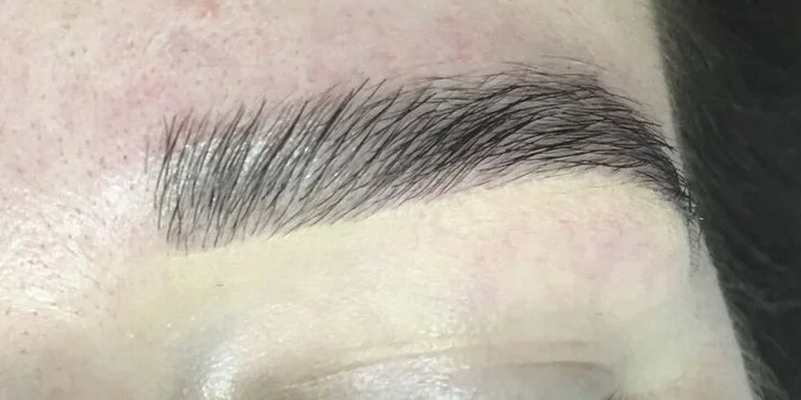 Kosmetická procedura podle výběru: lash lifting řas nebo laminace obočí včetně barvení