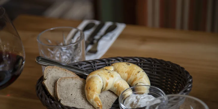 3chodové menu s líčky či kachním stehnem i lahví vína ve vyhlášené české restauraci