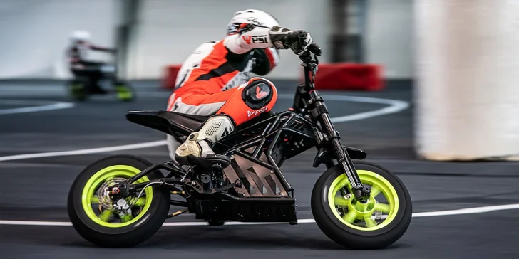Jedinečný zážitek s elektrickou motorkou v Pitlandu: 60min. kurz přizpůsobený začínajícím závodníkům