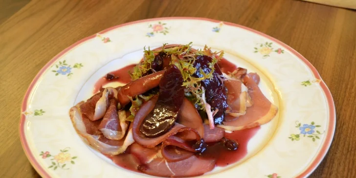 Zvěřinové menu s lahví vína pro dva labužníky
