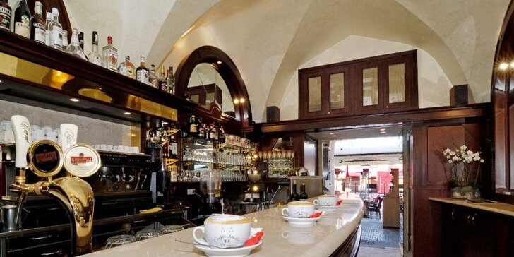 2 teplé nápoje dle výběru a 2 dezerty v kavárně – restauraci Caffé Italia