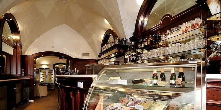 2 teplé nápoje dle výběru a 2 dezerty v kavárně – restauraci Caffé Italia