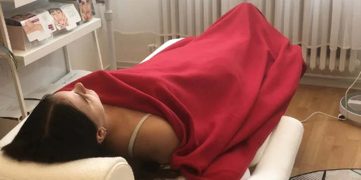 Relaxační aromatická masáž s přírodními oleji i omlazující ošetření s peelingem a modeláží