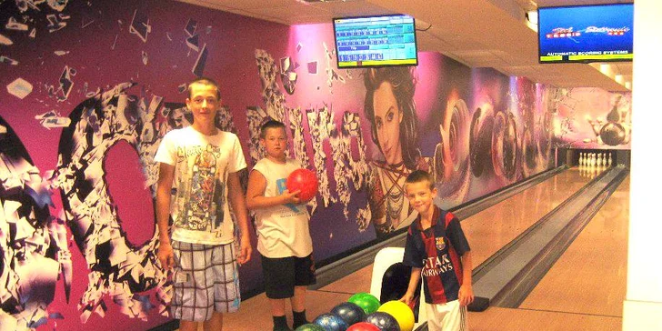 Hodina bowlingu až pro 6 osob, možno i s pizzou dle výběru