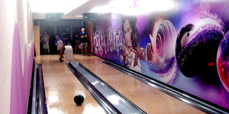Hodina bowlingu až pro 6 osob, možno i s pizzou dle výběru