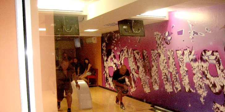 Hodina bowlingu až pro 6 osob, možno i s pizzou dle výběru