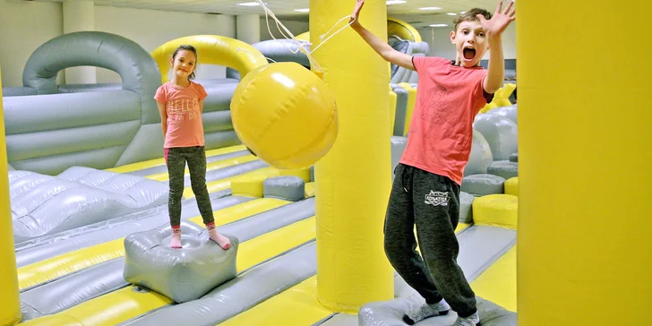 Řádění v nafukovacím parku pro malé i velké: monster slide, překážkové dráhy a další atrakce