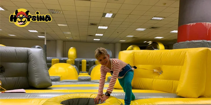 Celodenní řádění v nafukovacím parku pro malé i velké: monster slide, překážkové dráhy a další atrakce