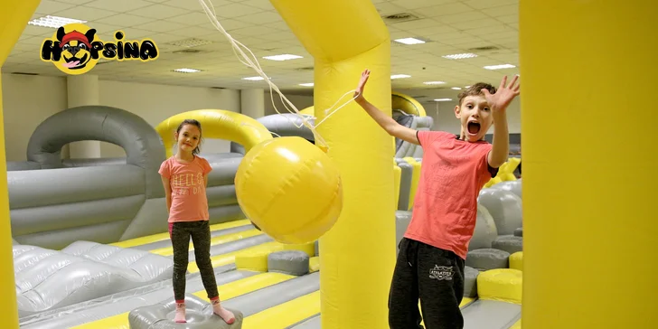 Řádění v nafukovacím parku pro malé i velké: monster slide, překážkové dráhy a další atrakce