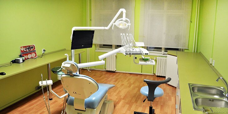 Dentální hygiena pomocí ultrazvuku a pískování zubů Air Flow