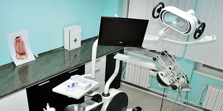 Dentální hygiena pomocí ultrazvuku a pískování zubů Air Flow