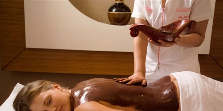 Čokoládová masáž zad a šíje včetně peelingu kokosem