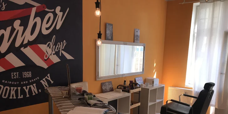 Balíček péče v barber shopu: střih vlasů, úprava obočí i vousů