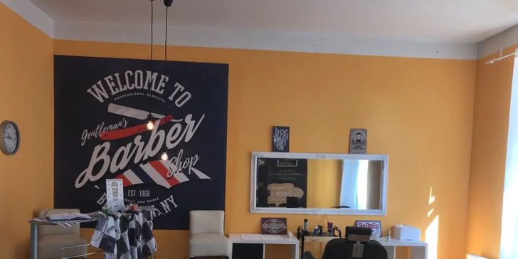 Balíček péče v barber shopu: střih vlasů, úprava obočí i vousů