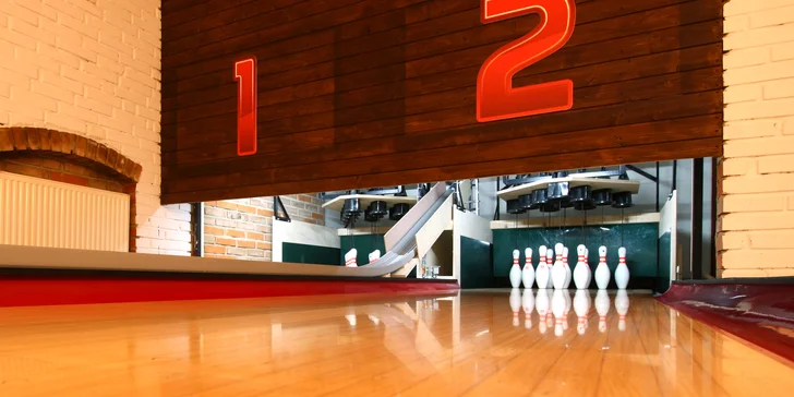 Hodina bowlingu až pro 8 osob a dvě Chacharovy pizzy podle výběru z 15 druhů