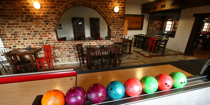 Hodina bowlingu až pro 8 osob a dvě Chacharovy pizzy podle výběru z 15 druhů