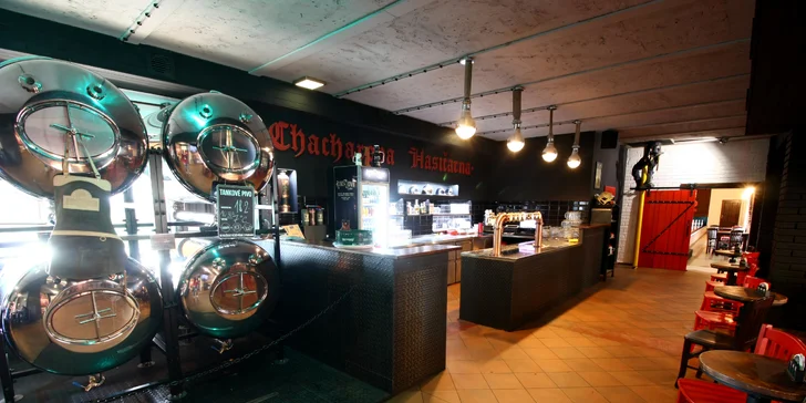 Hodina bowlingu až pro 8 osob a dvě Chacharovy pizzy podle výběru z 15 druhů