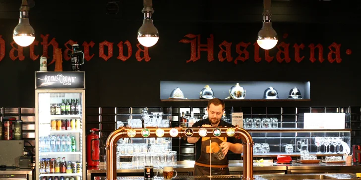 Hodina bowlingu až pro 8 osob a dvě Chacharovy pizzy podle výběru z 15 druhů