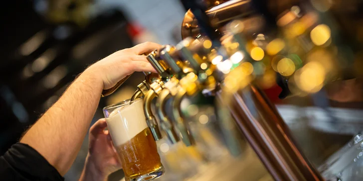 Za jídlem a zábavou: Chacharova pečená kolena a pivo či bowling