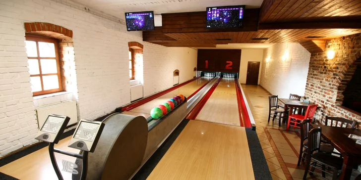 Za jídlem a zábavou: Chacharova pečená kolena a pivo či bowling