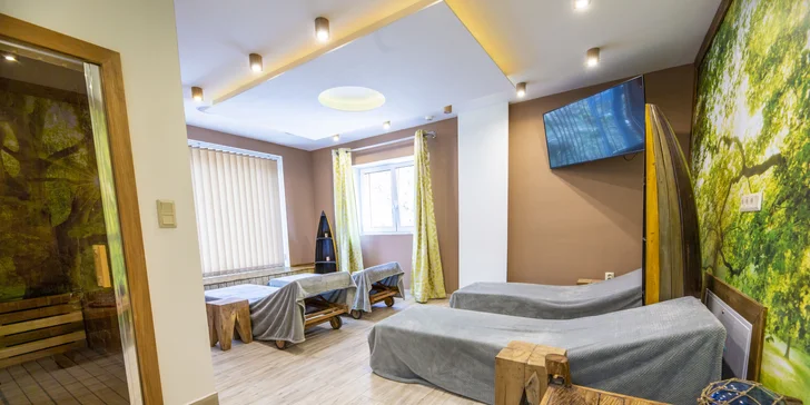 VIP lesní wellness pro 2–4 os.: kádě s termální vodou, finská sauna, sekt či pivo a večeře