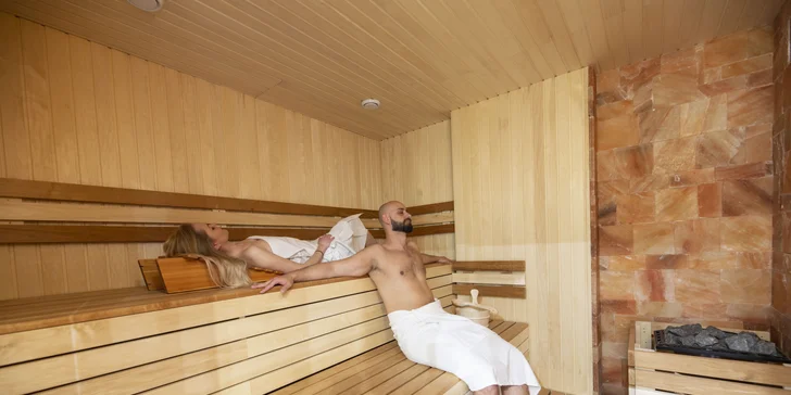 VIP lesní wellness pro 2–4 os.: kádě s termální vodou, finská sauna, sekt či pivo a večeře