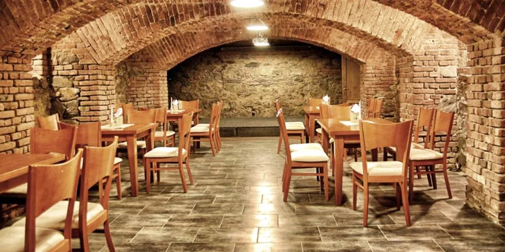 Večeře pro dva podávaná ve sklípku: tatarák, steakový mix, americké brambory i víno