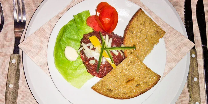 Večeře pro dva podávaná ve sklípku: tatarák, steakový mix, americké brambory i víno