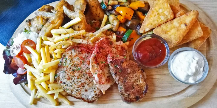 Steakové prkno pro partu přátel: 4 druhy masa, hranolky, rösti a 2 omáčky