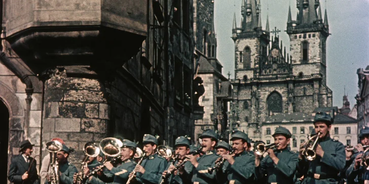 Po stopách seriálů a filmů Chalupáři, Vrchní, Prchni! a Dobrý voják Švejk (zakončeno v hospodě U Fleků)