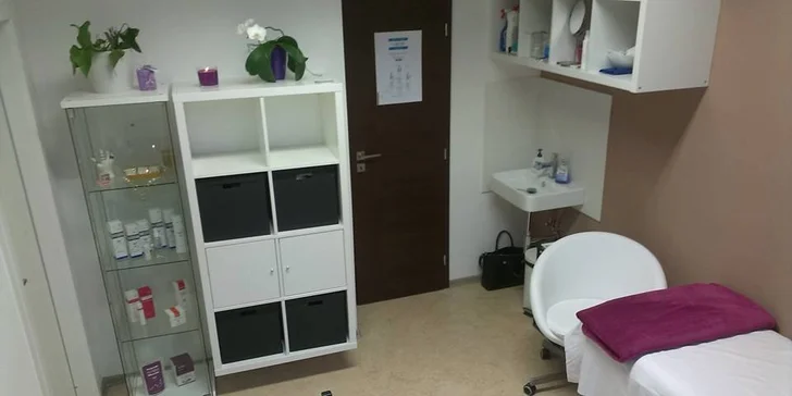 Kosmetické ošetření PDT lampou s aplikací pleťové masky i masáží obličeje