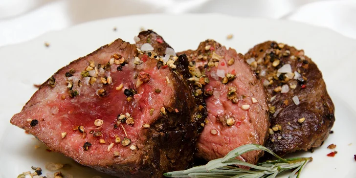 Romantika na jihočeském statku, degustační steakové menu, wellness a koupelí v cedrovém sudu