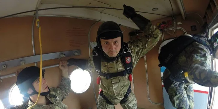 Military seskok na kruhovém padáku: pro ty, kdo už mají za sebou základní parašutistický výcvik