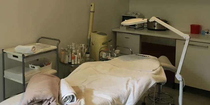 Zatočte s vráskami a nedokonalostmi pleti: ošetření karbonovým laserovým peelingem