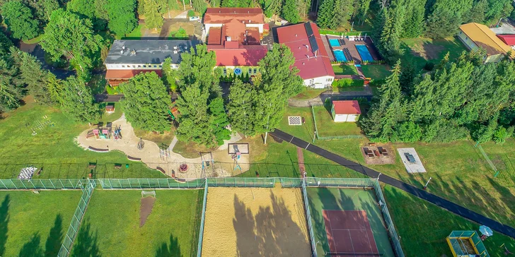 Pobyt v největším rodinném resortu na Slovensku: venkovní hřiště i prolézačky, trampolíny, bazén a sauny
