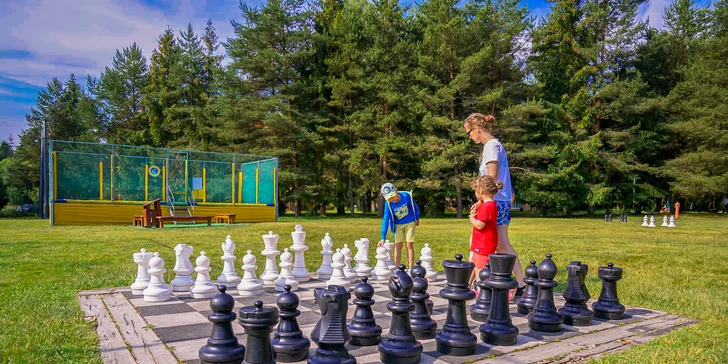 Pobyt v největším rodinném resortu na Slovensku: venkovní hřiště i prolézačky, trampolíny, bazén a sauny