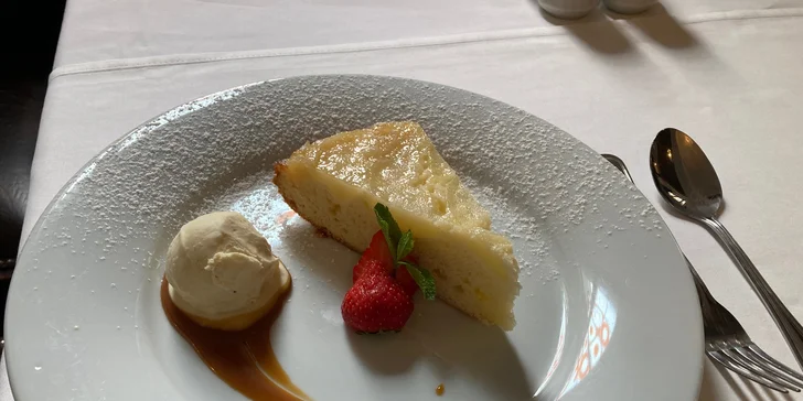 Tříchodové svatomartinské menu U Tří pštrosů pro 2: kachní prsíčka, husí stehno i dezert