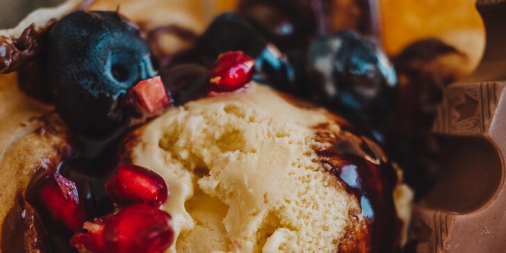 Sladké potěšení pro jednoho i dva: vafle s Nutellou, zmrzlinou a ovocem a horkým nápojem dle výběru