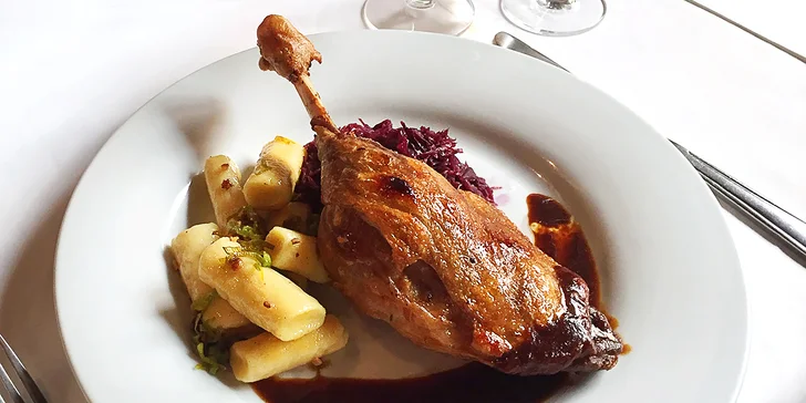 Tříchodové svatomartinské menu U Tří pštrosů pro 2: kachní prsíčka, husí stehno i dezert