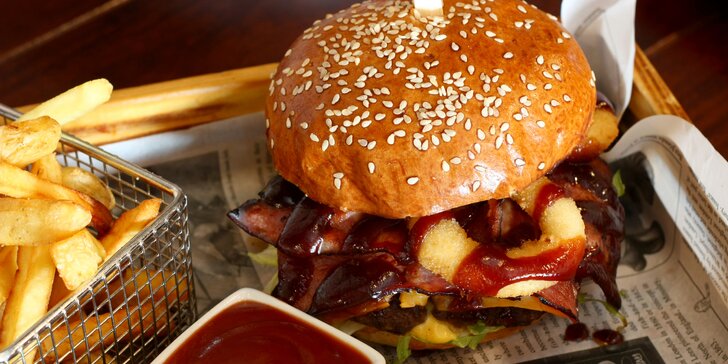 Pochutnejte si na burgeru od Pepina: 2 ks s hranolky, pitím a rozvozem