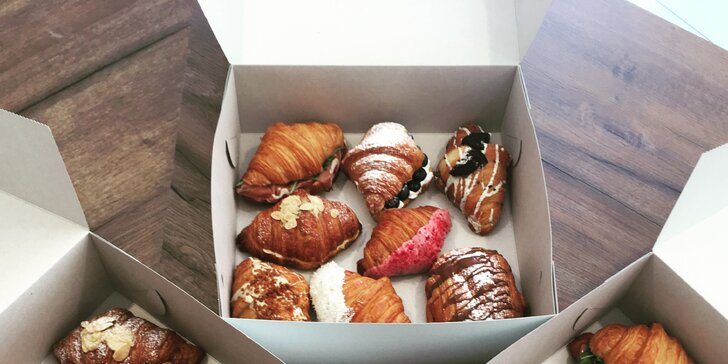 Krabice s 8 nadýchanými croissanty dle výběru: Malinový, Raffaello nebo pistáciový